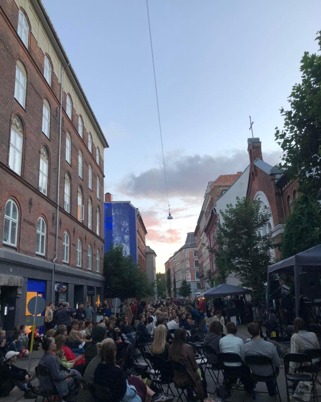 Arrangementet Lyse nætter i Møllegade med publikum siddene i gaden