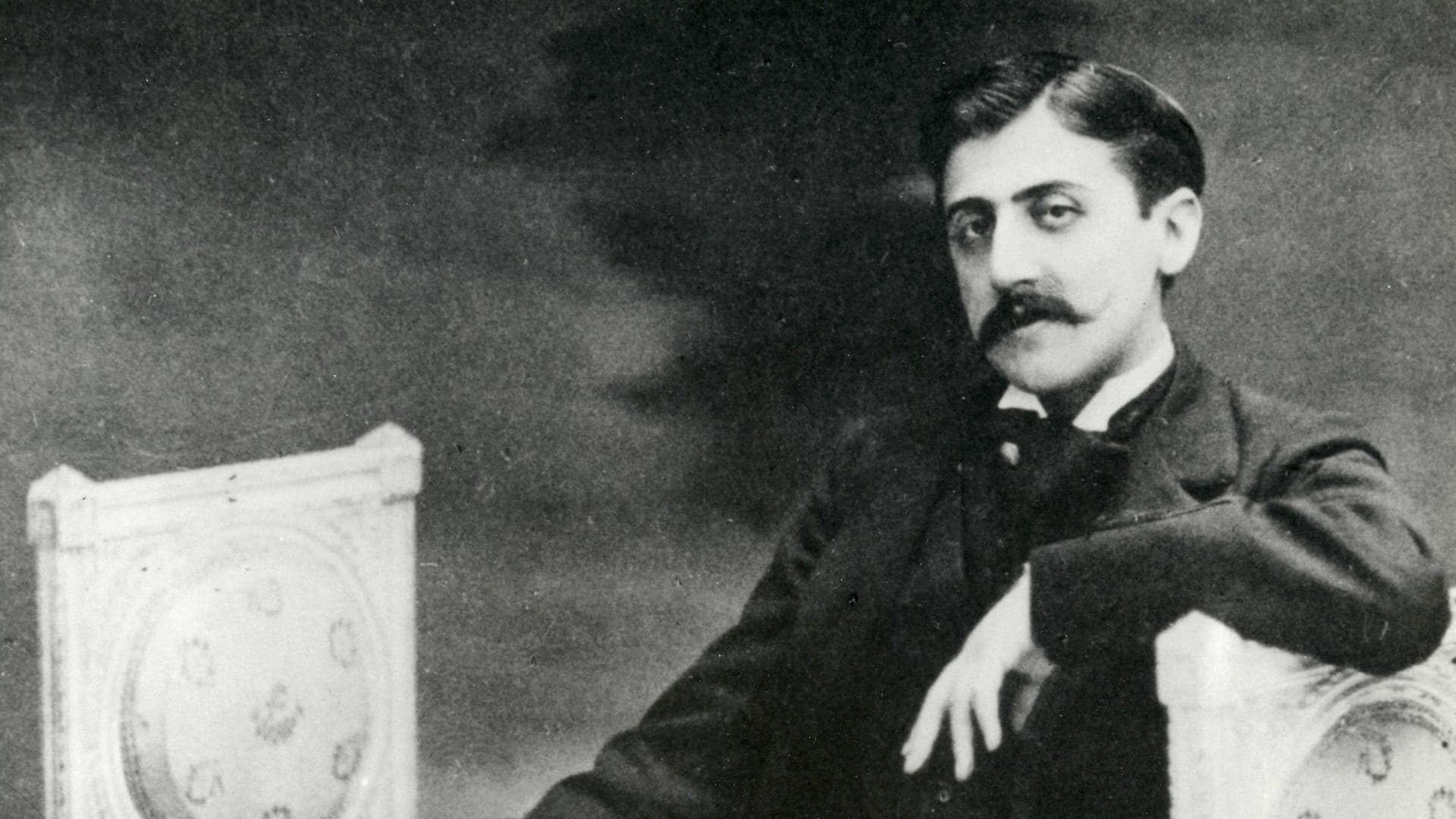 marcel-proust Marcel Proust sittende