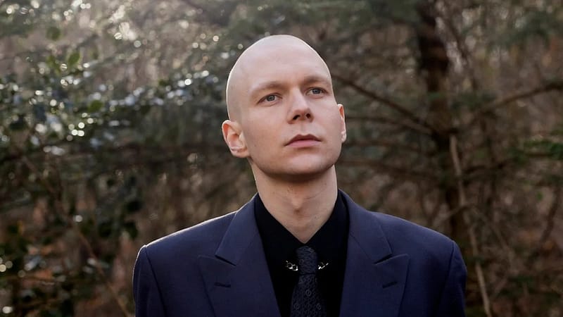 Begivenheder 3 Forfatter Rasmus Daugbjerg i en skov